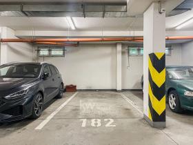 Prodej garážového stání, Praha - Kunratice, Merhoutova, 12 m2