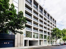 Pronájem garážového stání, Praha - Karlín, Thámova, 12 m2