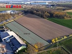 Prodej komerčního pozemku, Veltrusy, 10837 m2