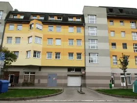 Pronájem garážového stání, Praha - Hlubočepy, Voskovcova, 18 m2