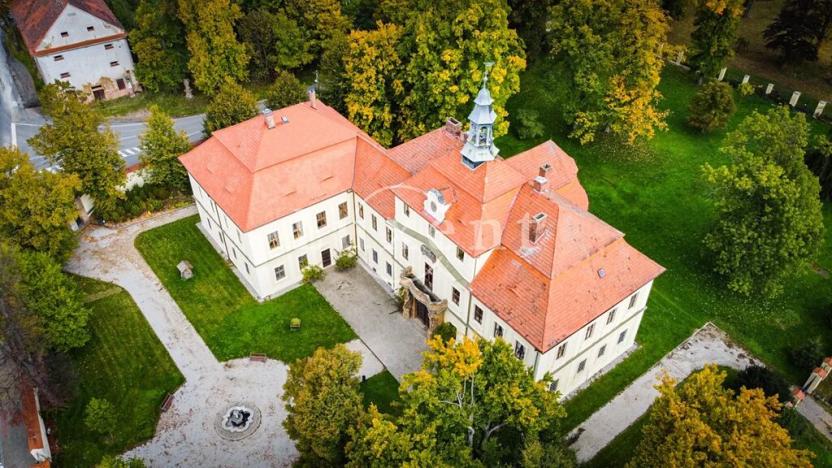 Prodej komerční nemovitosti, Mirošov, náměstí Míru, 1364 m2