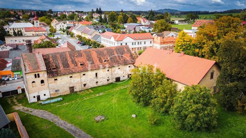 Prodej komerční nemovitosti, Mirošov, náměstí Míru, 1364 m2