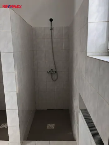 Pronájem skladu, Čelákovice, Křižíkova, 1500 m2