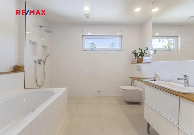 Prodej rodinného domu, Bavoryně, 194 m2