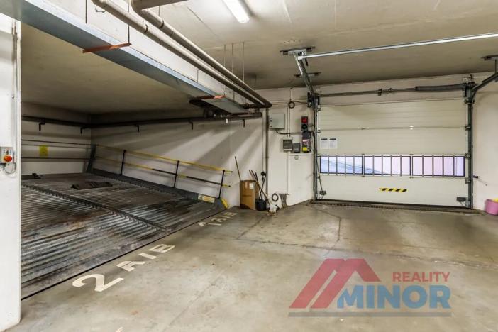 Pronájem garážového stání, Praha - Libeň, Na žertvách, 13 m2