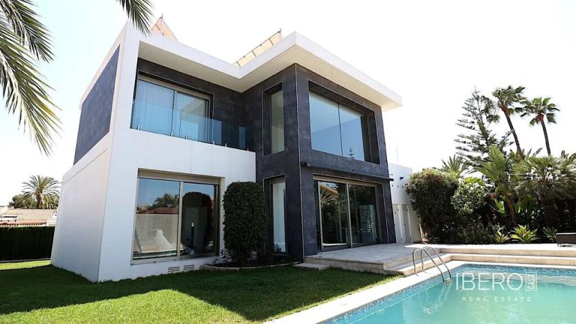 Prodej rodinného domu, Algeciras, Španělsko, Calle Cabo Cervera, 162 m2