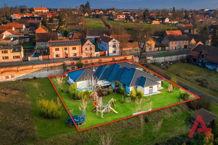 Prodej rodinného domu, Byšice, 365 m2