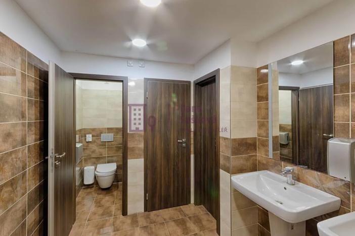 Pronájem obchodního prostoru, Jindřichův Hradec, nám. Míru, 160 m2