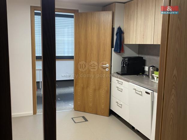 Pronájem kanceláře, Brno - Komárov, Svatopetrská, 486 m2