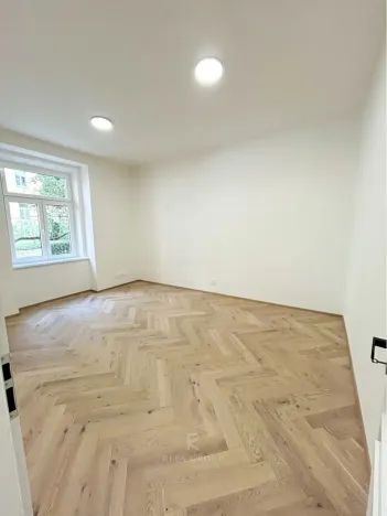Pronájem bytu 1+kk, Praha - Vršovice, Žitomírská, 30 m2