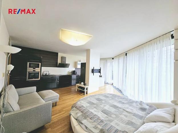 Pronájem bytu 1+kk, Praha - Žižkov, Ke kapslovně, 48 m2