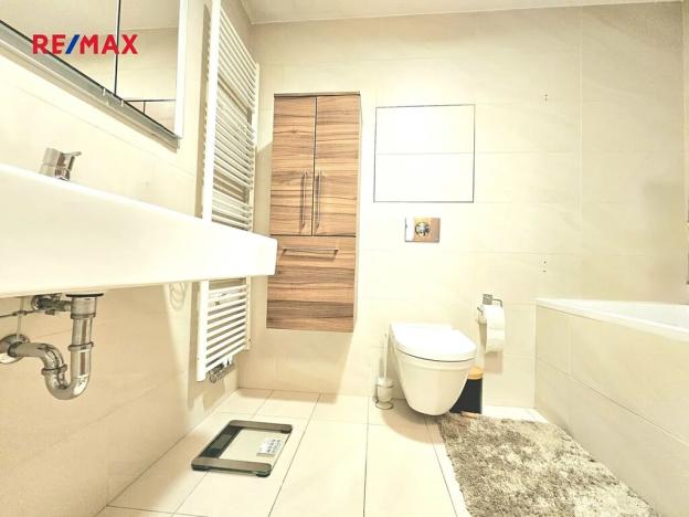 Pronájem bytu 1+kk, Praha - Žižkov, Ke kapslovně, 48 m2