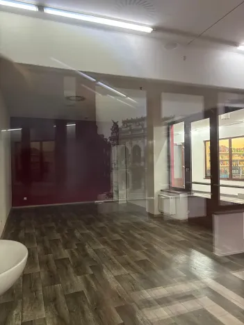 Pronájem obchodního prostoru, Karlovy Vary, Divadelní náměstí, 30 m2