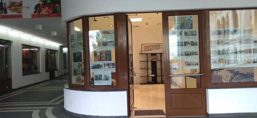 Prodej obchodního prostoru, Karlovy Vary, Divadelní náměstí, 30 m2