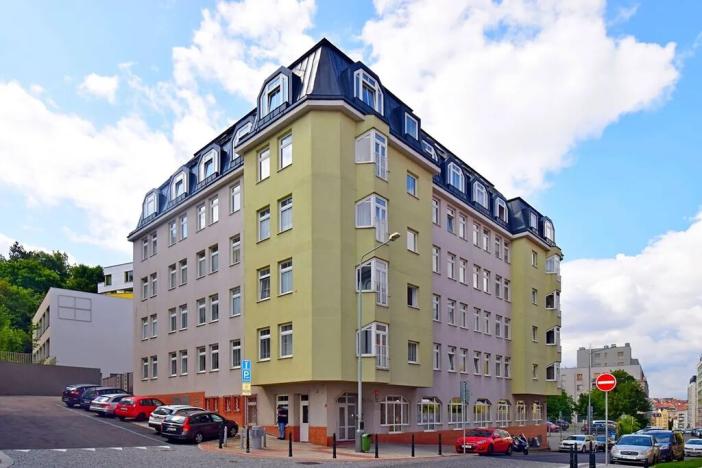 Pronájem garážového stání, Praha - Žižkov, Jeseniova, 15 m2