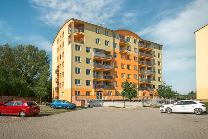 Pronájem garážového stání, Klecany, V Honech, 12 m2