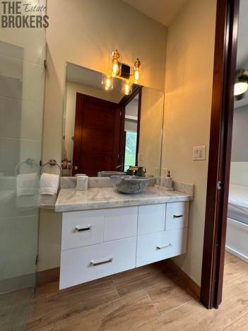 Prodej bytu 3+1, Coxen Hole, Roatán, Honduras, 139 m2