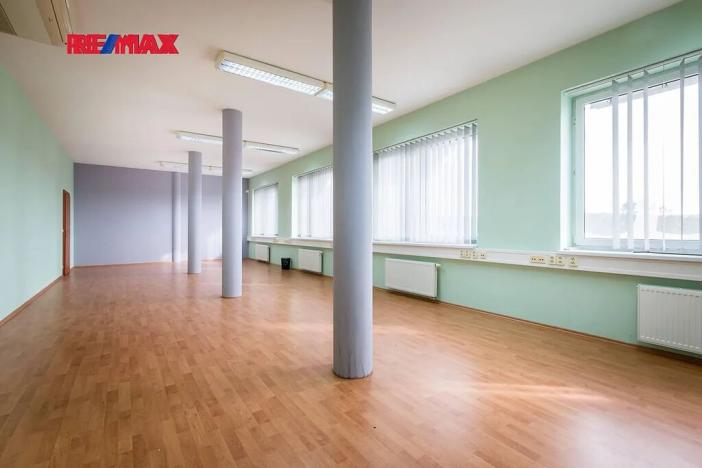 Prodej kanceláře, Strančice, 2325 m2