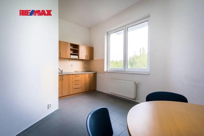 Prodej kanceláře, Strančice, 2325 m2