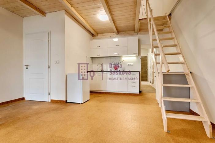Pronájem atypického bytu, Jindřichův Hradec, nám. Míru, 50 m2