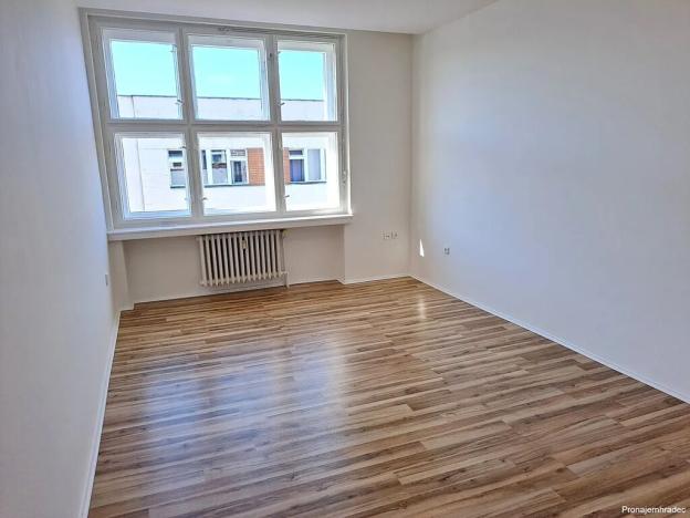 Pronájem bytu 1+kk, Hradec Králové, Nerudova, 31 m2