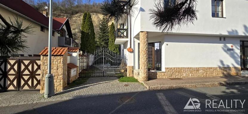 Pronájem bytu 3+kk, Praha - Hlubočepy, Pod Žvahovem, 97 m2