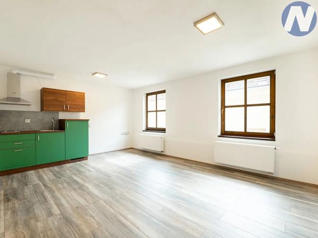 Prodej komerční nemovitosti, Husinec, Komenského, 1500 m2