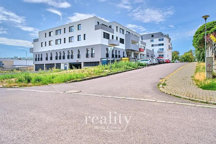 Prodej garážového stání, Znojmo, Kosmákova, 17 m2