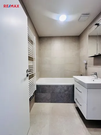 Pronájem bytu 2+kk, Praha - Černý Most, Dobrovolného, 42 m2