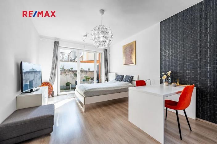 Pronájem bytu 1+kk, Praha - Vršovice, Petrohradská, 30 m2