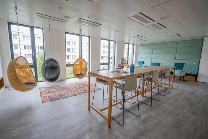 Pronájem kanceláře, Praha - Karlín, Sokolovská, 1400 m2