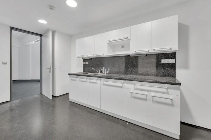 Pronájem kanceláře, Praha - Holešovice, Jankovcova, 241 m2