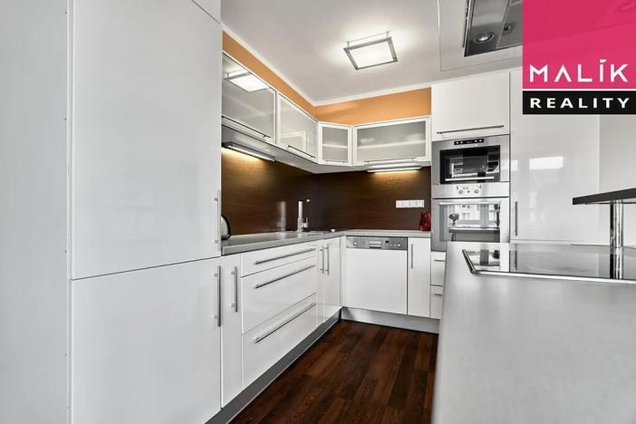 Prodej atypického bytu, Ostrov, Hlavní třída, 141 m2