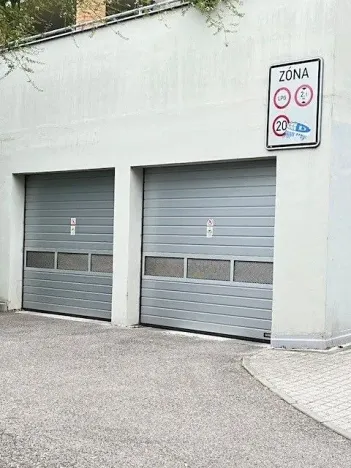 Pronájem garážového stání, Praha - Dejvice, 15 m2