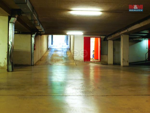 Pronájem garážového stání, Praha - Holešovice, Tusarova, 10 m2