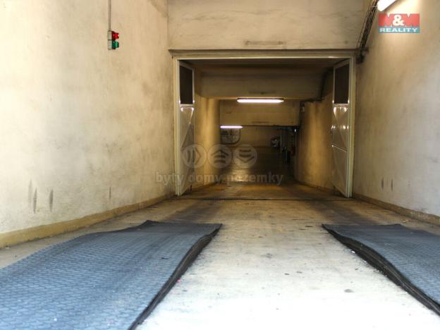 Pronájem garážového stání, Praha - Holešovice, Tusarova, 10 m2