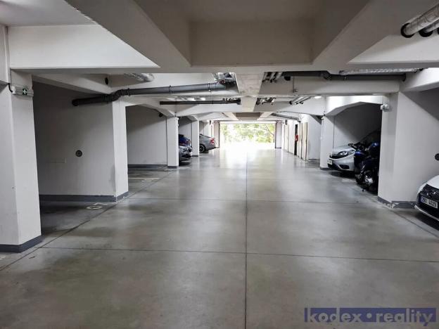 Pronájem garážového stání, Hradec Králové, Rybova, 18 m2
