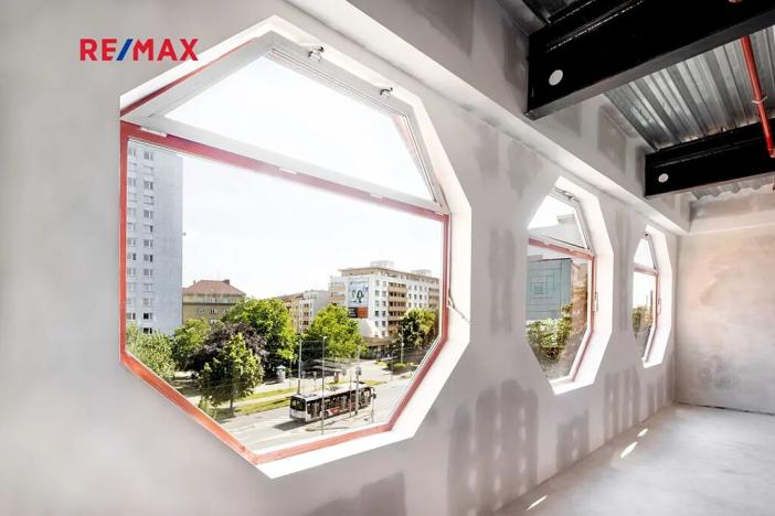 Pronájem kanceláře, Pardubice, Masarykovo náměstí, 2000 m2