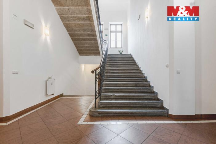 Prodej bytu 2+kk, Klatovy - Klatovy III, Husovo náměstí, 78 m2