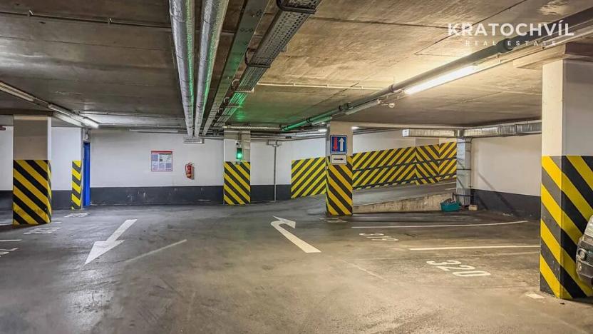 Pronájem garážového stání, Praha - Vinohrady, U Zvonařky, 13 m2