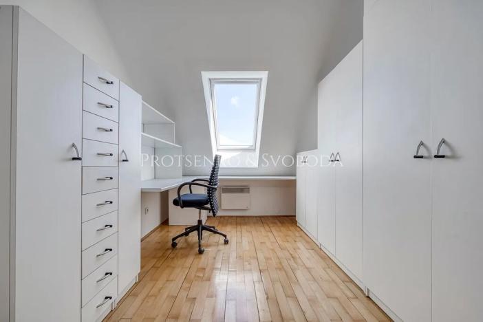 Prodej kanceláře, Křižanov, Benešovo náměstí, 530 m2