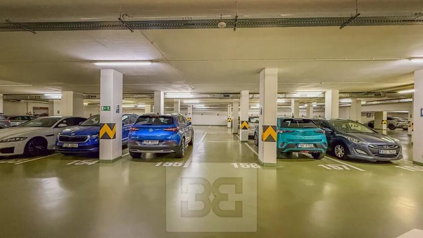 Pronájem garážového stání, Praha - Žižkov, Pitterova, 13 m2