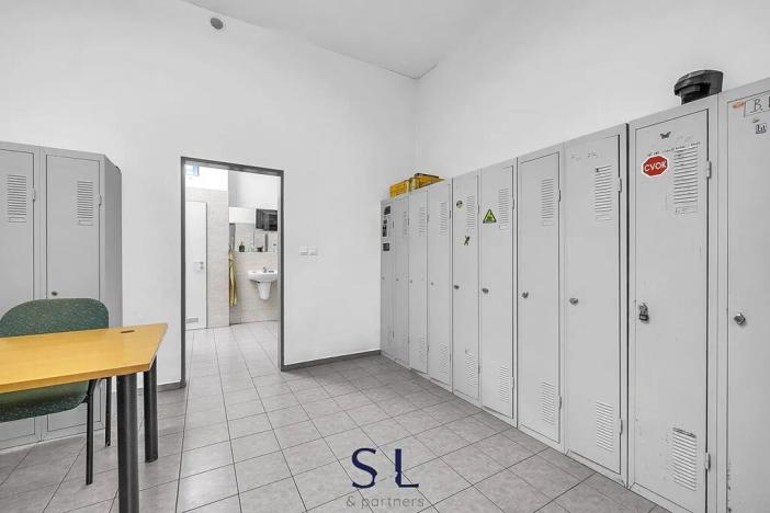 Prodej výrobních prostor, Milovice, Italská, 1819 m2