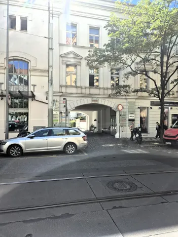 Pronájem garážového stání, Praha - Vinohrady, Korunní, 13 m2