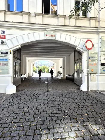 Pronájem garážového stání, Praha - Vinohrady, Korunní, 13 m2