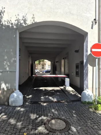 Pronájem garážového stání, Praha - Vinohrady, Korunní, 13 m2
