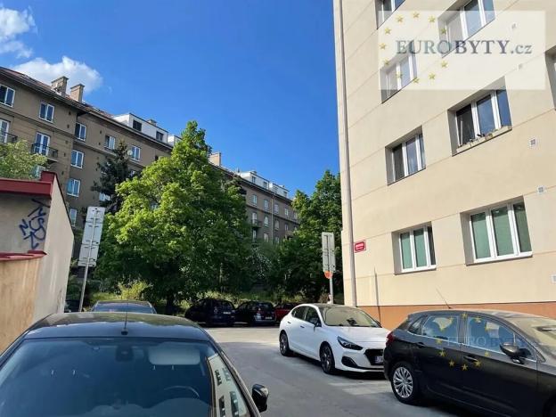 Pronájem bytu 1+kk, Praha - Vršovice, Jerevanská, 30 m2