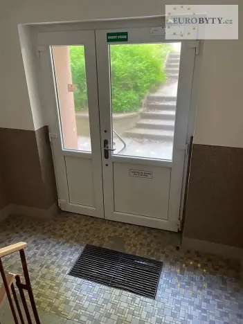 Pronájem bytu 1+kk, Praha - Vršovice, Jerevanská, 30 m2