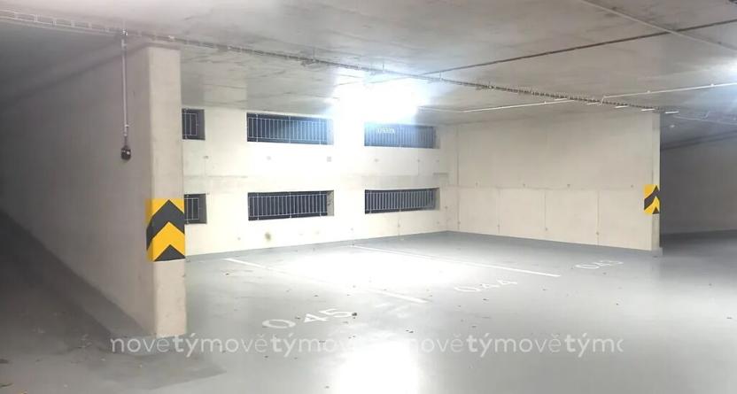 Pronájem garážového stání, Pardubice, Smilova, 12 m2