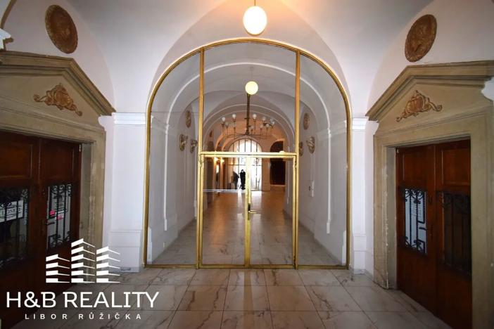 Pronájem obchodního prostoru, Praha - Malá Strana, Malostranské náměstí, 210 m2